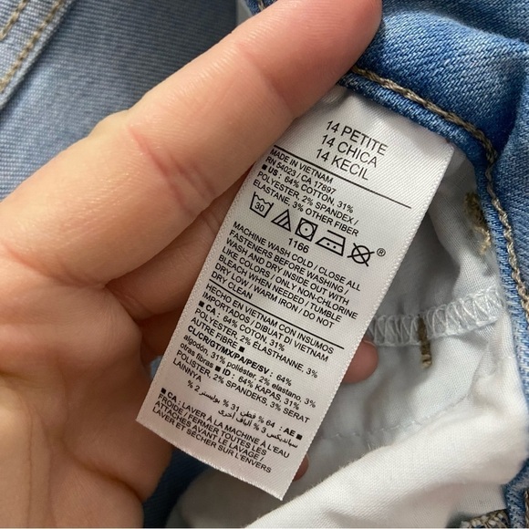 Old Navy Jeans - Picture 9 of 9